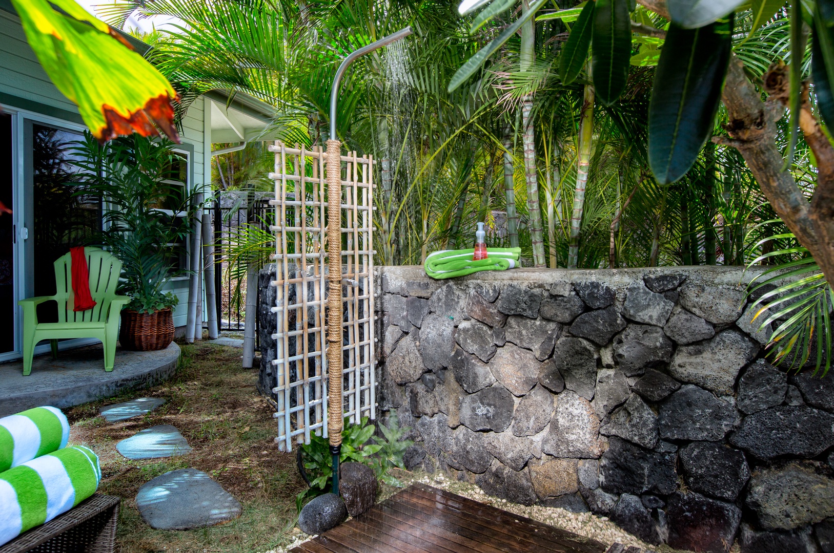 Kailua Kona Vacation Rentals, 7 C's Kona (Big Island) - Rinse off outdoors after a day of sun and sand.