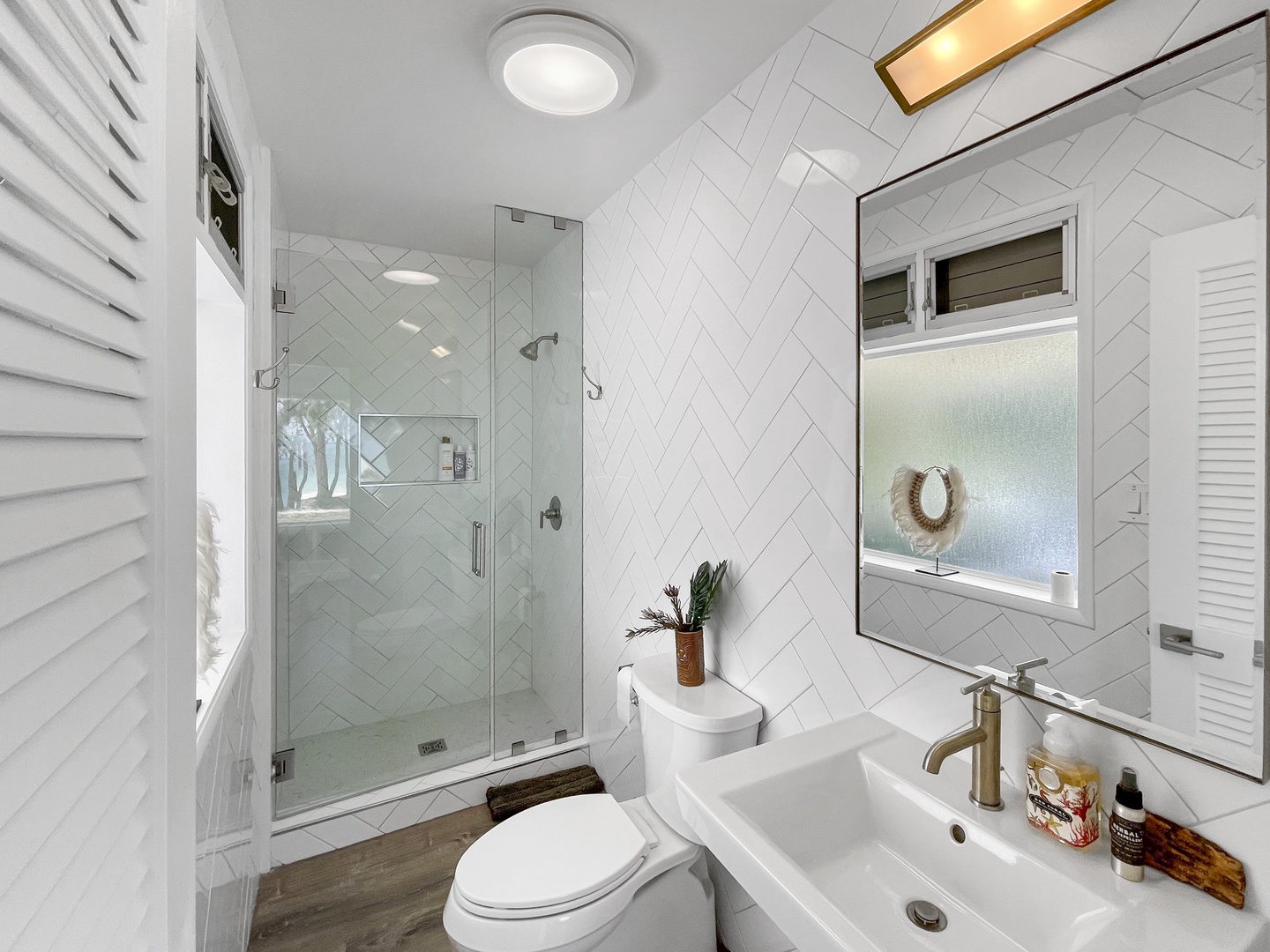 Waimanalo Vacation Rentals, Hale Waimanalo - Full bath located off living room, well suited for the guest staying in the kids room.