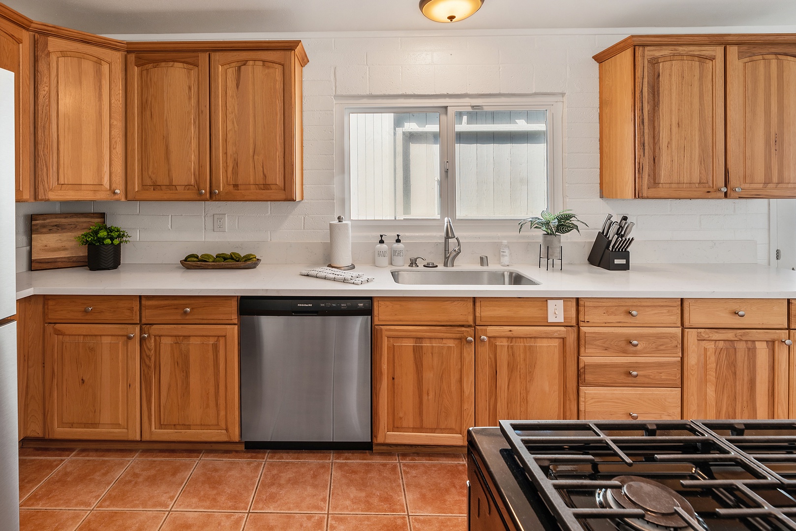 La Jolla Vacation Rentals, Hemingway's Beach House - Kitchen has a dishwasher
