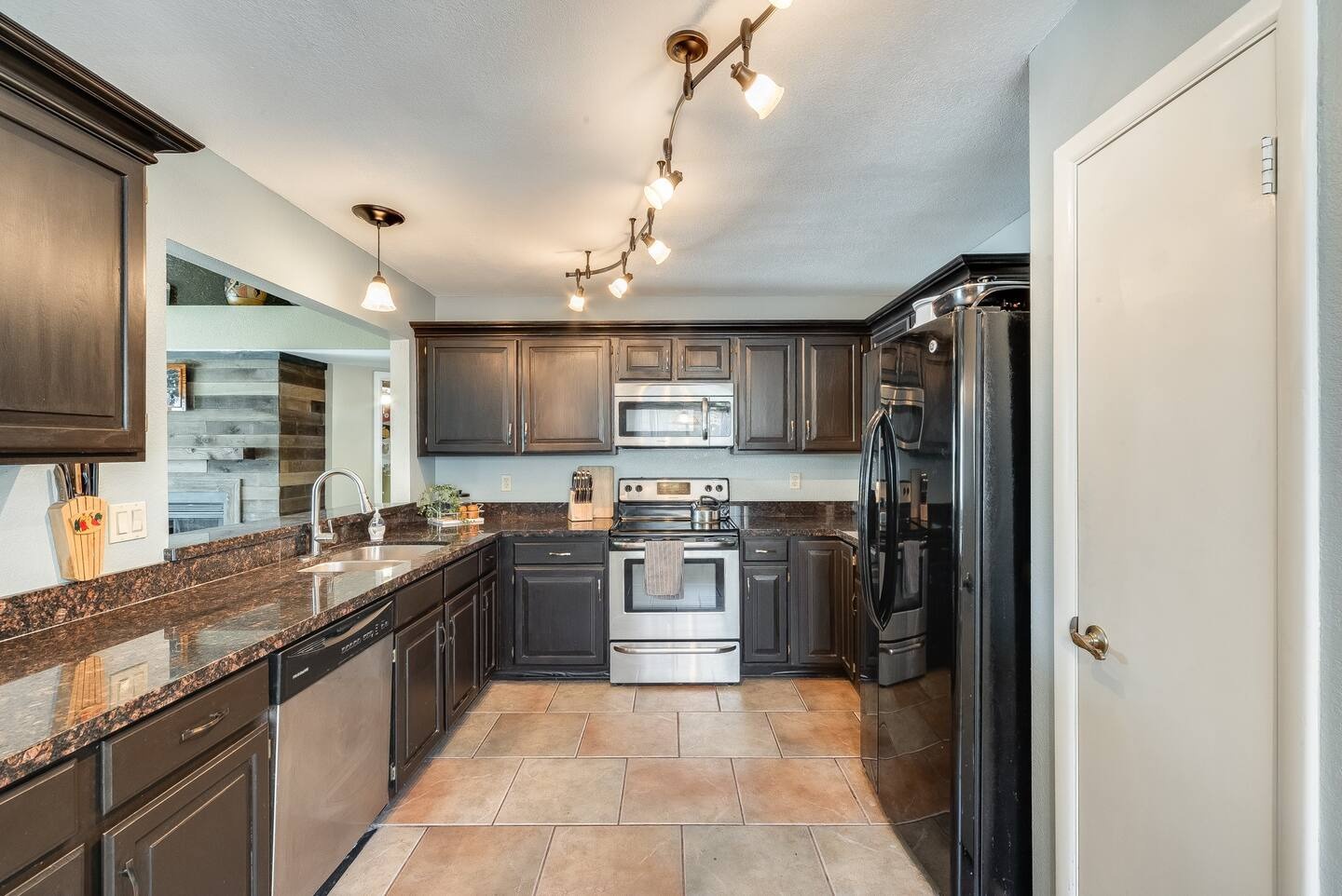 Glendale Vacation Rentals, Cahill Casa - The marble countertops beautifully adorn this kitchen which contains stainless steel appliances and a breakfast table fit for 2.