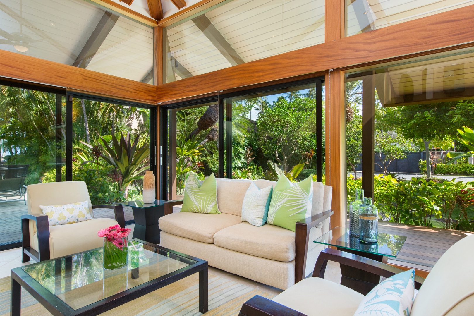 Honolulu Vacation Rentals, Kahala Mini Resort* - Guest house living room
