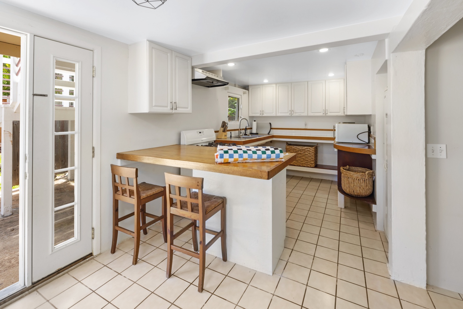 Kahuku Vacation Rentals, Hale Pellicano - The studio room has a kitchen area featuring ample counter space for a convenient meal prepping.