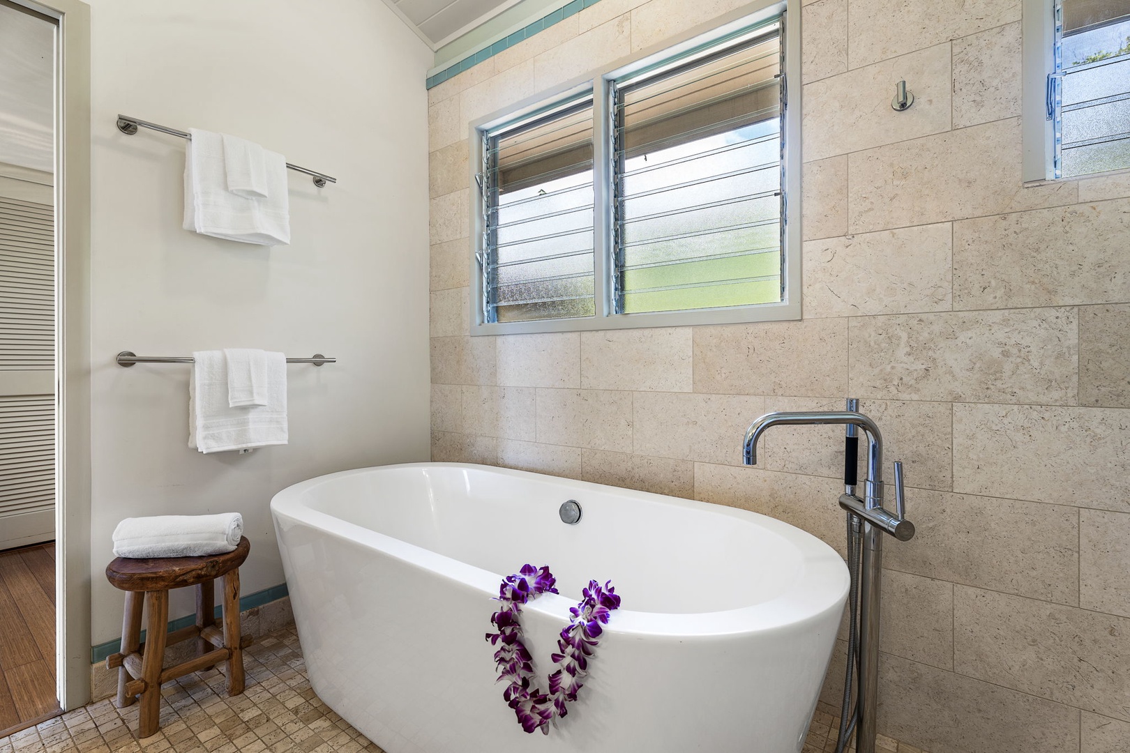Kamuela Vacation Rentals, Island Time Retreat - The freestanding soaking tub is the reward at the end of a beach day.