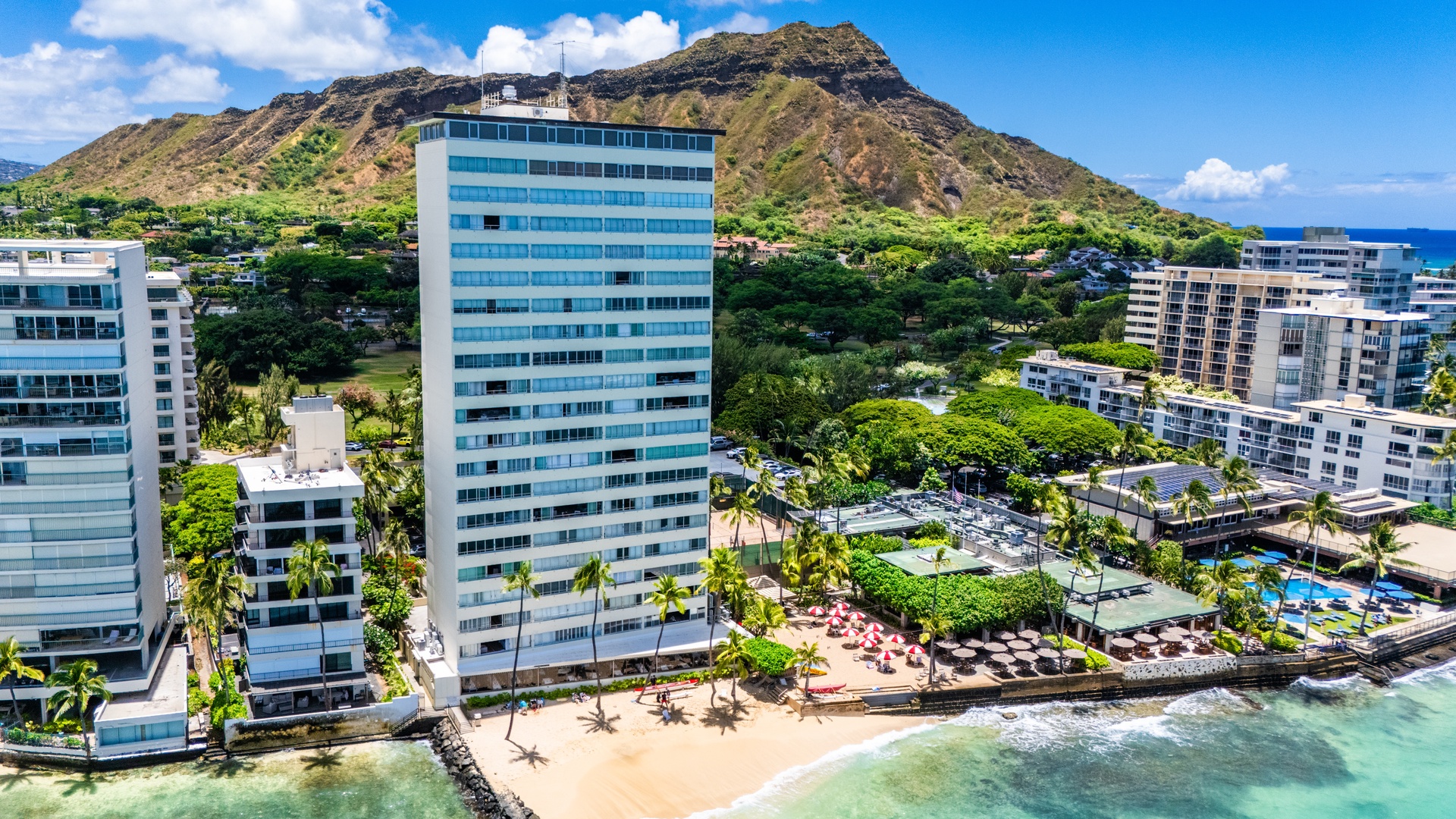 Honolulu Vacation Rentals, Kaimana Shores Getaway - Enjoy an unbeatable location between Diamond Head, Kaimana Beach, and Waikiki, with iconic island scenery in every direction.
