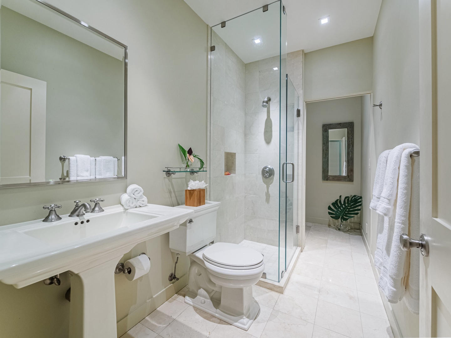 Honolulu Vacation Rentals, Paradise Beach Estate - Ensuite bathroom and a walk-in shower