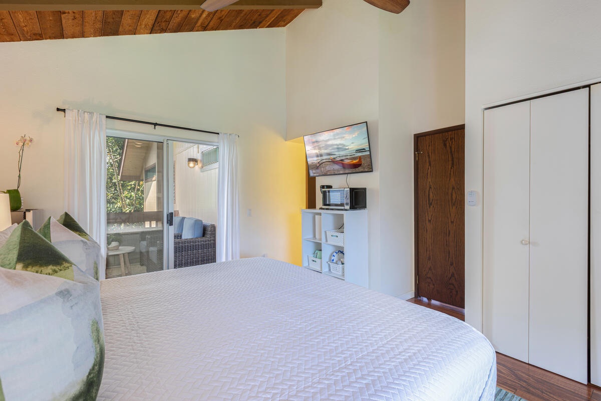 Princeville Vacation Rentals, Hale Ohana Ho'omaka - Another view of the king suite, featuring direct access to the lanai. Comfort and convenience combined.