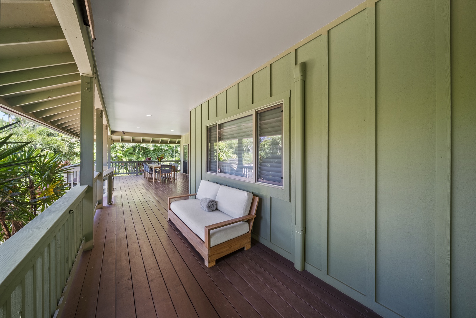 Haleiwa Vacation Rentals, Kaunala Retreat - Cozy outdoor bench seating along the breezeway—ideal for morning coffee or afternoon reflection.