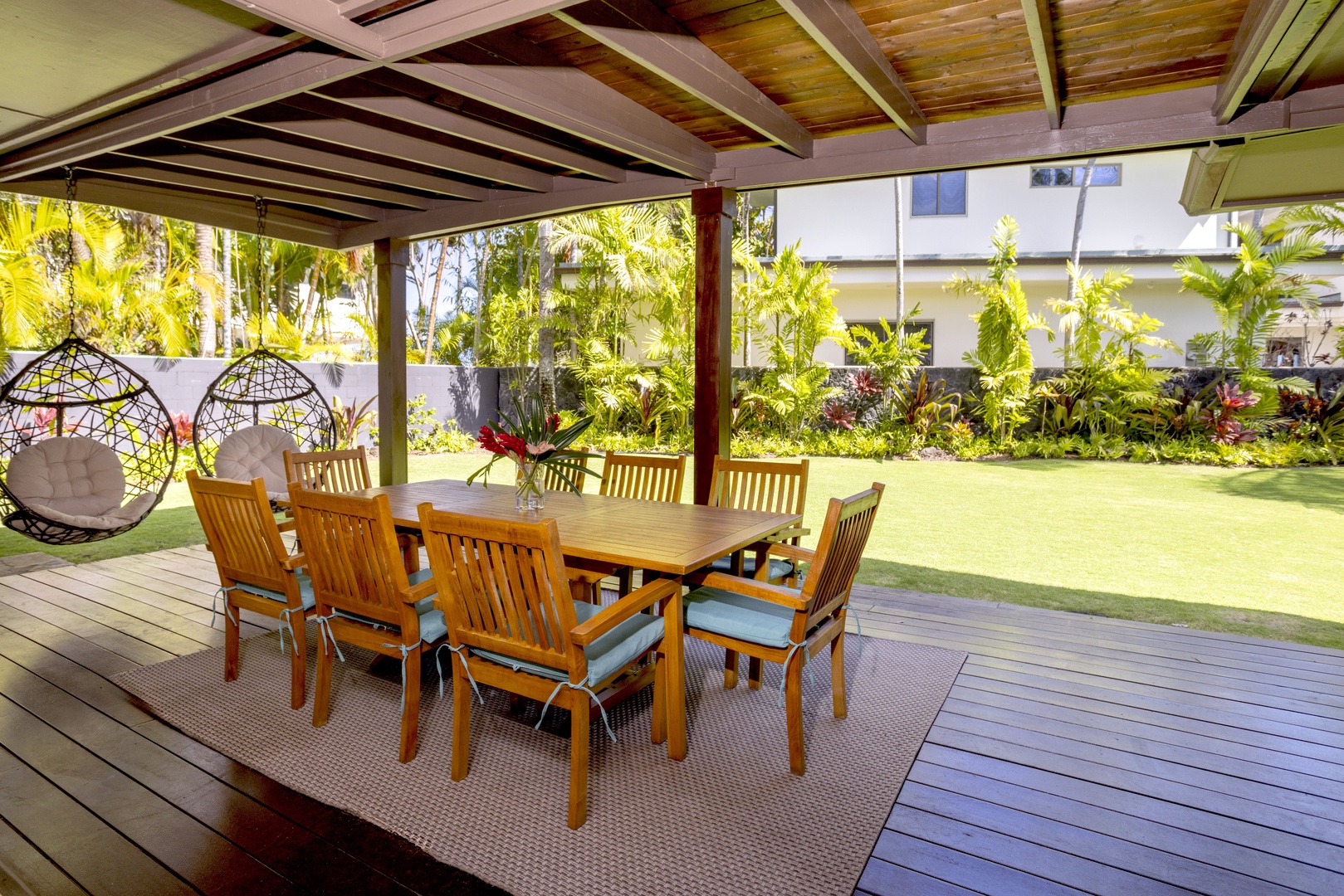 Kailua Vacation Rentals, Mokulua Seaside - Al-fresco dining in the cozy covered lanai with two swings for outdoor relaxation