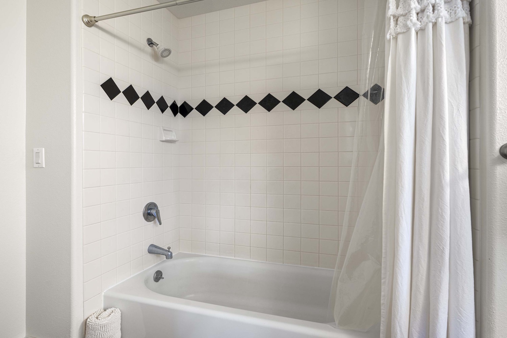 Kailua-Kona Vacation Rentals, Honu Hale - Tub shower combo in the Jack and Jill bath