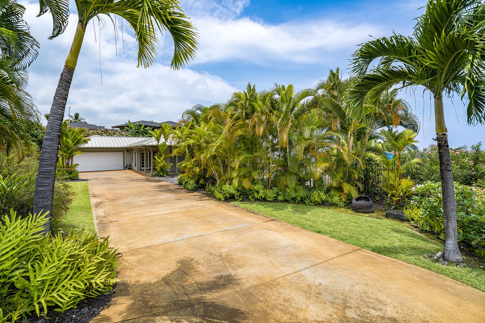Kailua Kona Vacation Rentals, Sunset Hale - Wide private driveway and mature landscaping lead to your peaceful Hawaiian hideaway.