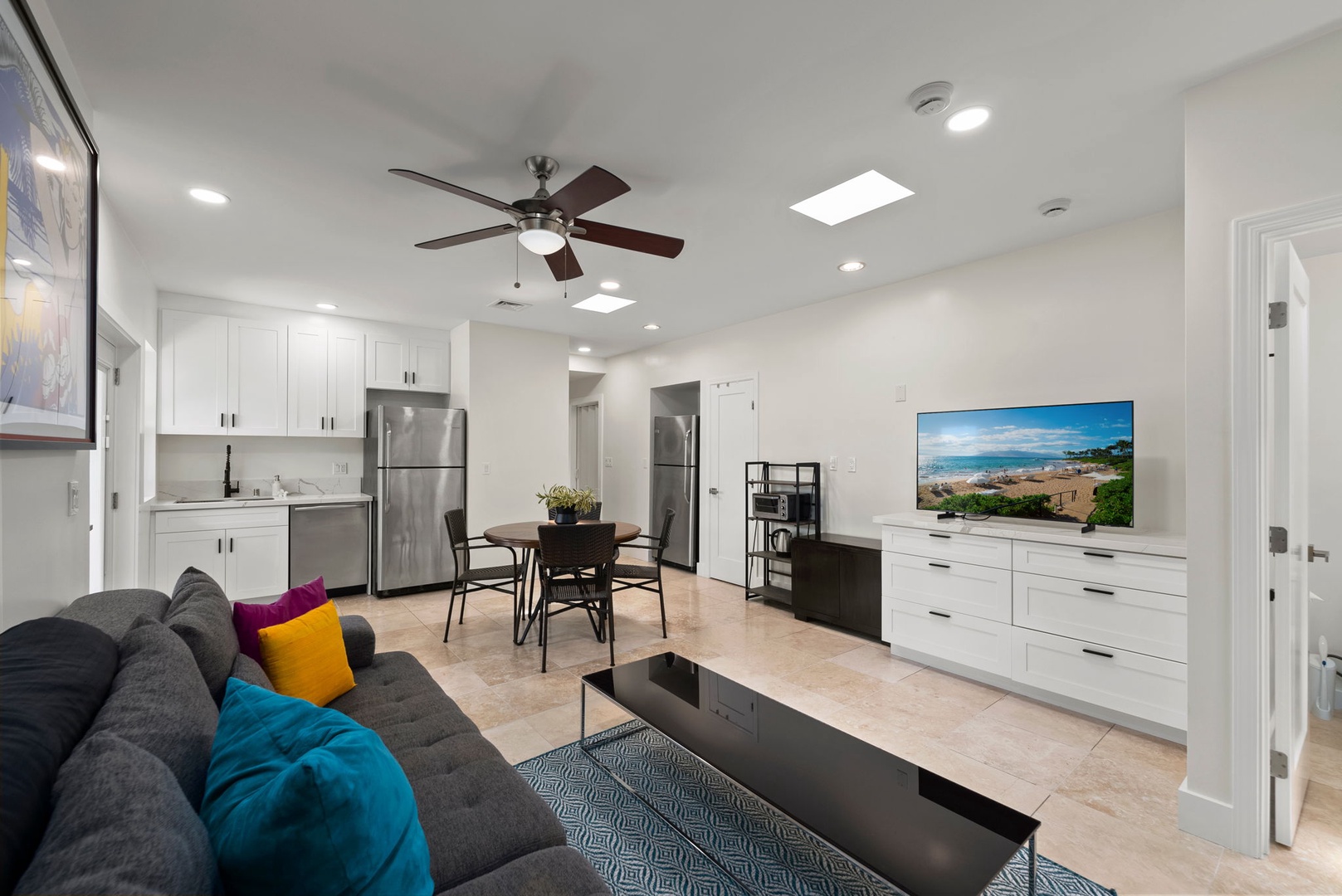 Honolulu Vacation Rentals, Kahala Lani - Bonus lounge with dining setup and TV, giving groups extra space to spread out.