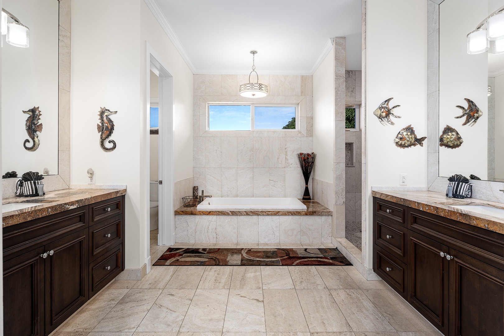 Kailua Kona Vacation Rentals, Ohana le'ale'a - Pamper yourself in the ensuite with a tub, dual vanities, and walk-in showers.