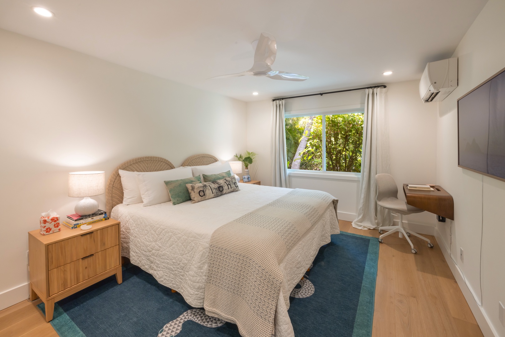 Kailua Vacation Rentals, Lanikai Ola Nani - The guest suite comes with a twin-convertible-to-king bed, split-type AC, and a dedicated home office.