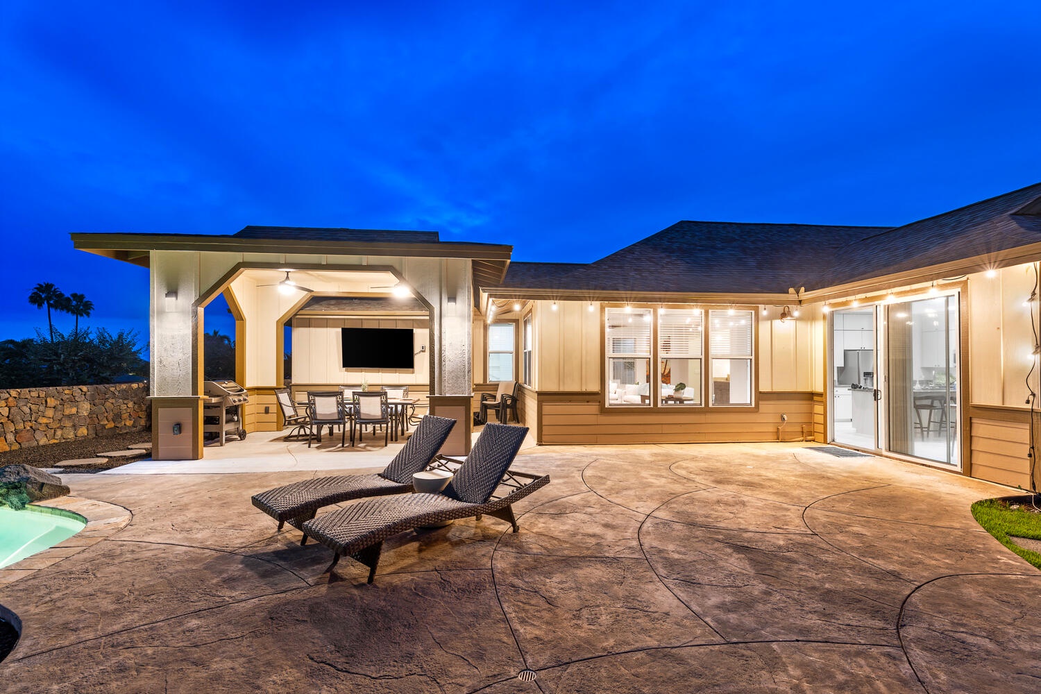 Kailua Kona Vacation Rentals, Kahakai Estates Hale - Twilight glow sets the scene for relaxing evenings by the lanai.