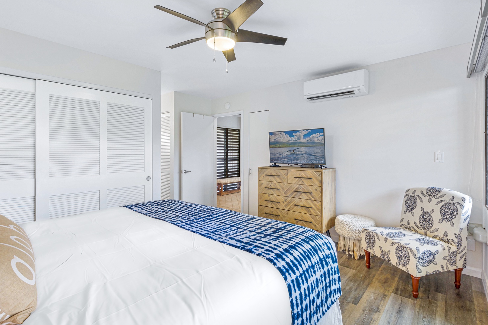 Kihei Vacation Rentals, Wailea Ekolu 1605 - A spacious bedroom with a relaxing atmosphere, featuring a flat-screen TV and comfortable seating for your downtime.