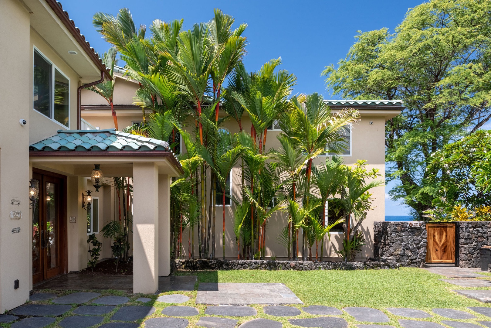 Kailua Kona Vacation Rentals, Kona Beach Bungalows** - Gateway to paradise: Building C's direct entry to the sun-kissed beach.