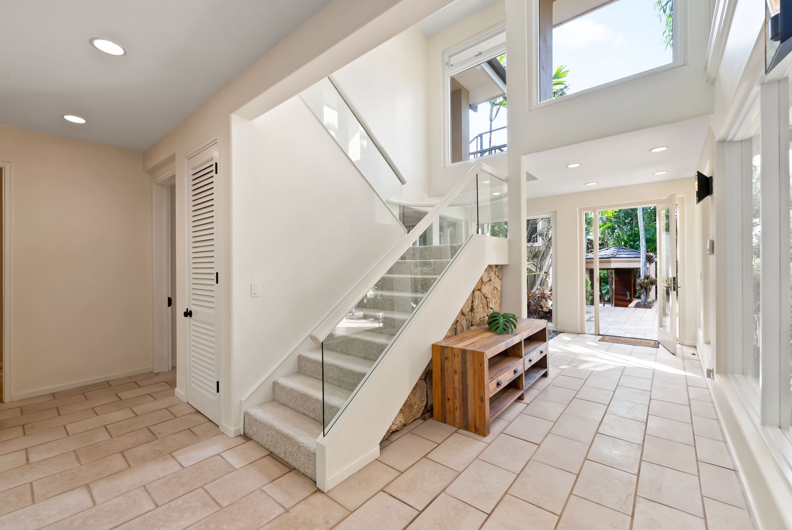 Honolulu Vacation Rentals, Diamond Head Luxe - Step into your bright, airy foyer where natural light pours through soaring windows, creating a welcoming first impression for your stay.