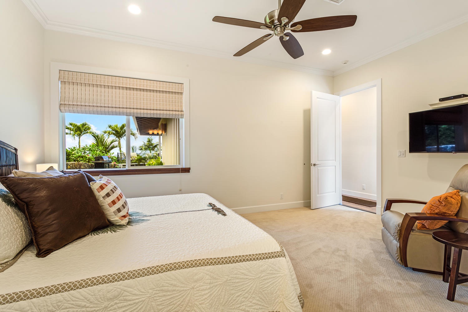 Kailua Kona Vacation Rentals, Ohana le'ale'a - This bedroom features a king bed, and a large en suite with a walk-in shower, and is located nearby the detached game room