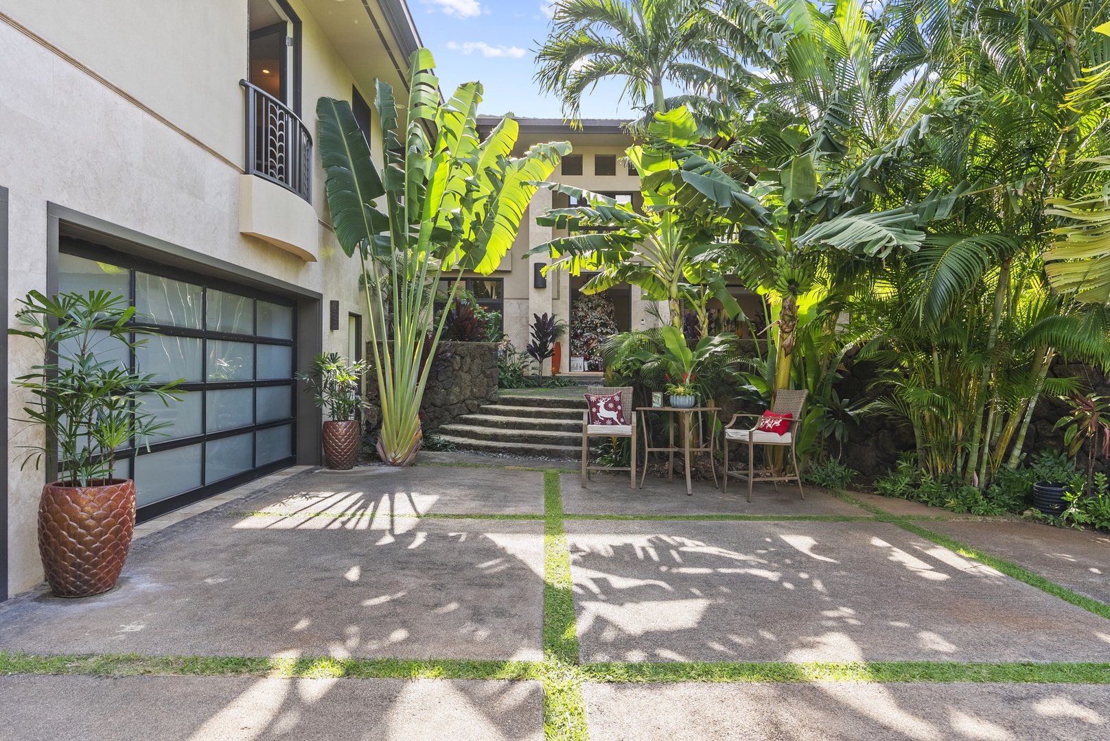 Honolulu Vacation Rentals, Pili Pono - Spacious backyard area with tropical landscaping and patio seating.