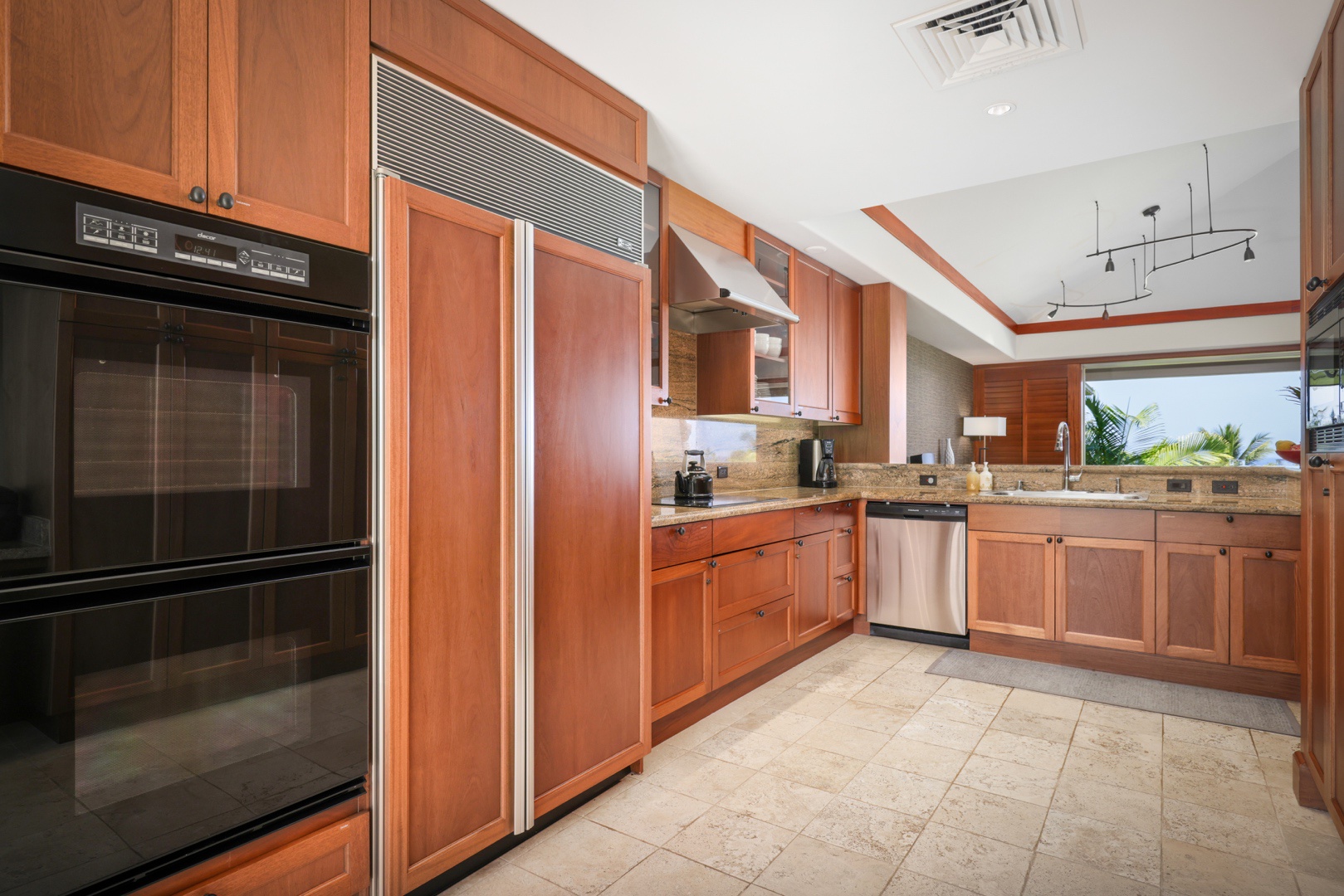 Kailua Kona Vacation Rentals, 3BD Ke Alaula (210B) Villa at Hualalai Resort - Ample space to move and ample space to cook with the double oven.