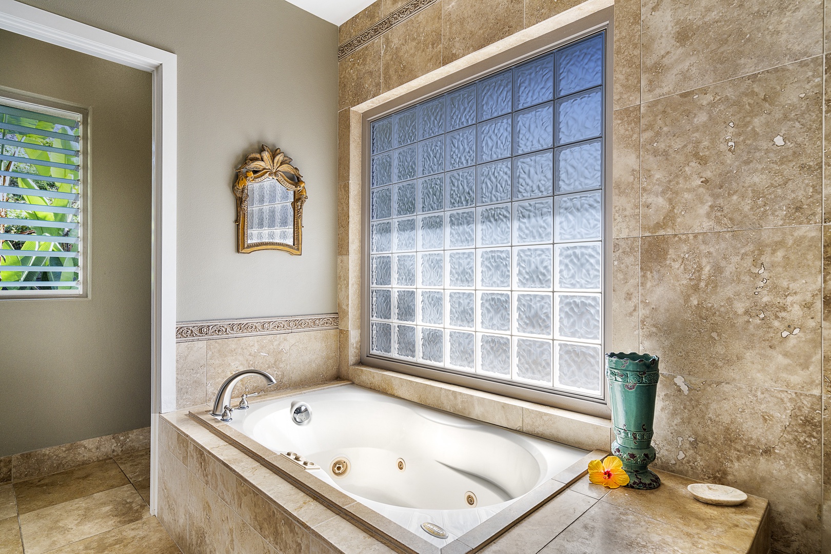 Kailua Kona Vacation Rentals, Hale Aikane - Primary bathroom soaking tub!