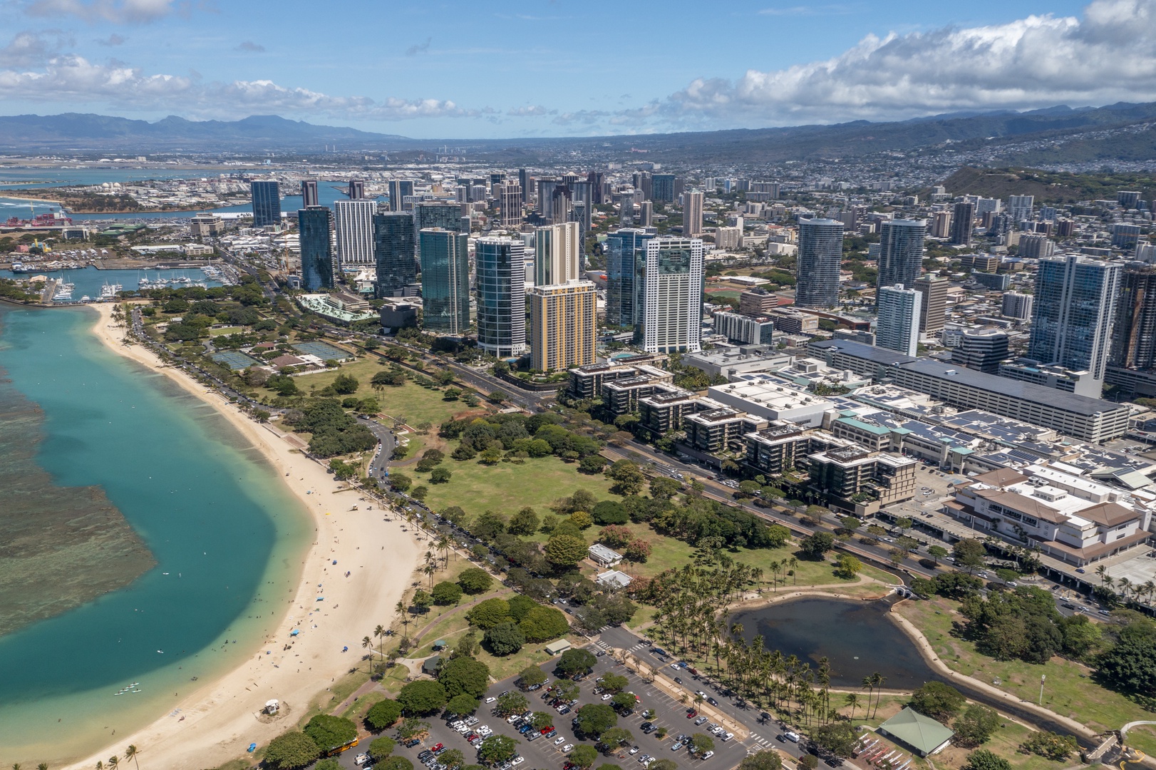 Honolulu Vacation Rentals, Park Lane Sky Resort - The resort is conveniently perched on the oceanside of Ala Moana Shopping Center