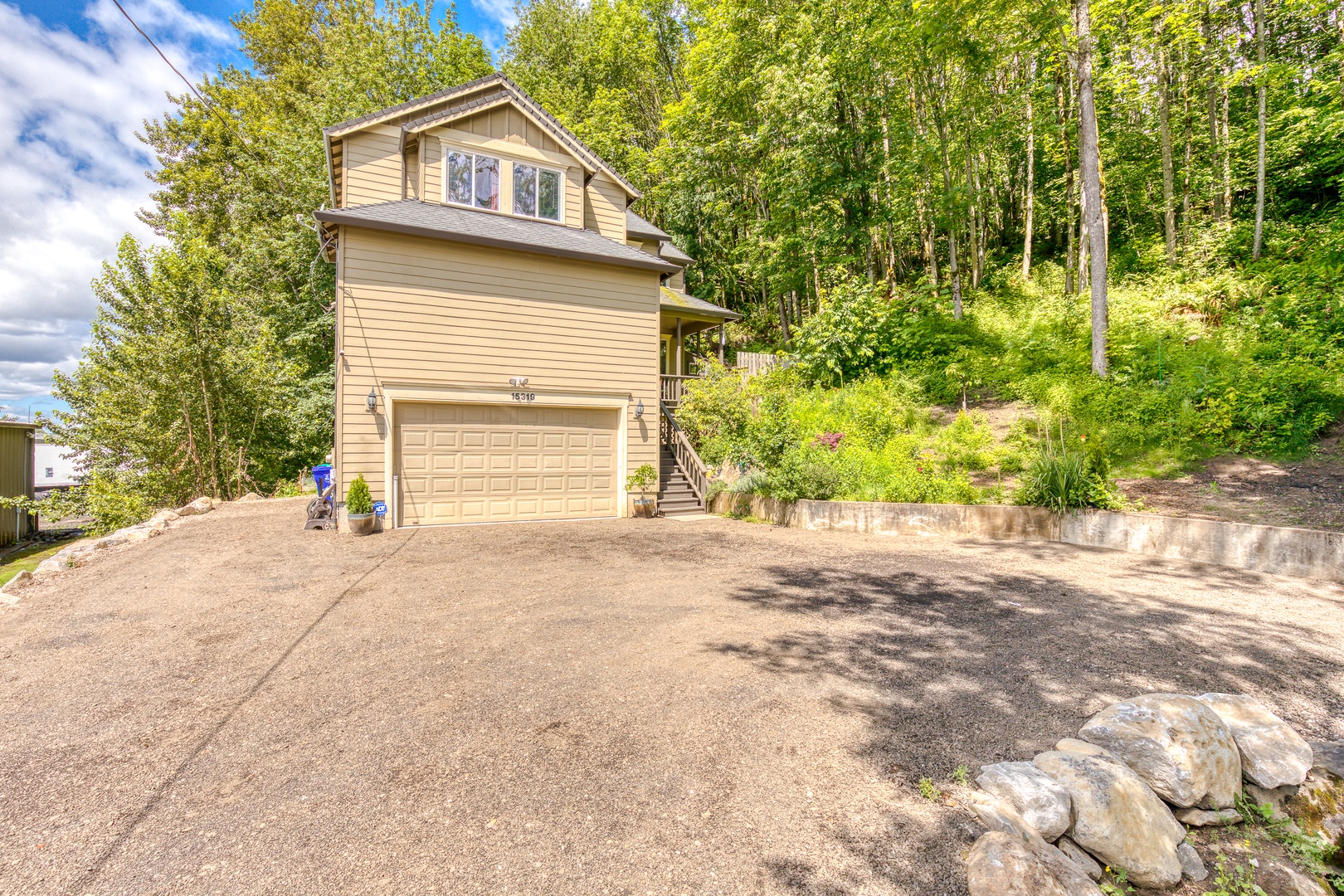 Clackamas Vacation Rentals, Duck Crossing - Easy access to the garage from the driveway