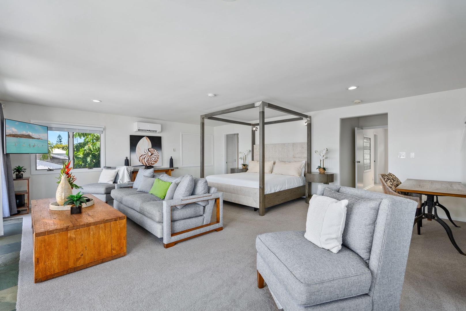 Honolulu Vacation Rentals, Wailupe Beachfront Getaway - The top-level studio suite offers a king-sized four poster bed, TV, split AC and a sofa bed for extra sleeping.