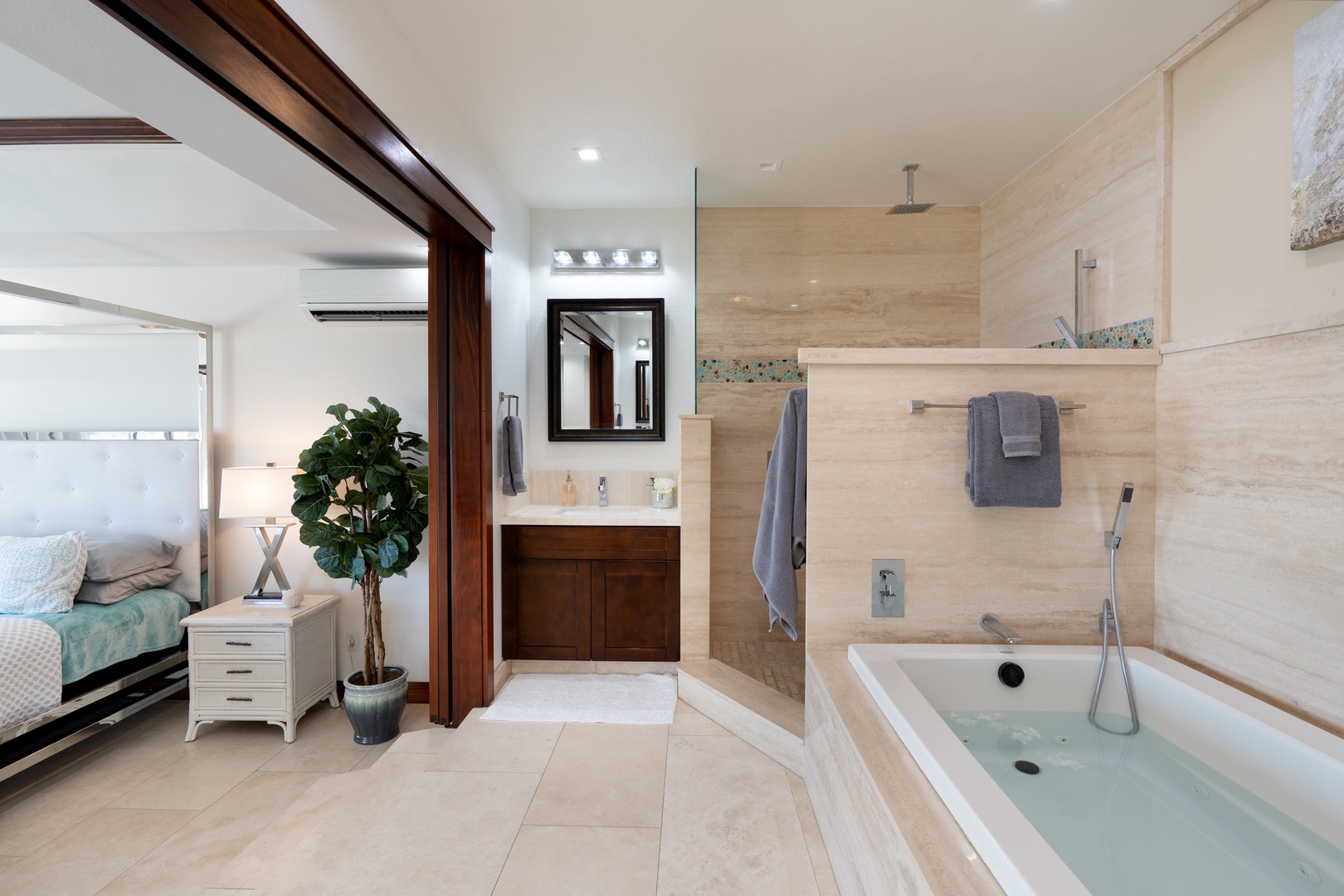 Honolulu Vacation Rentals, Wailupe Seaside - Primary ensuite with soaker tub, and luxury appointments.