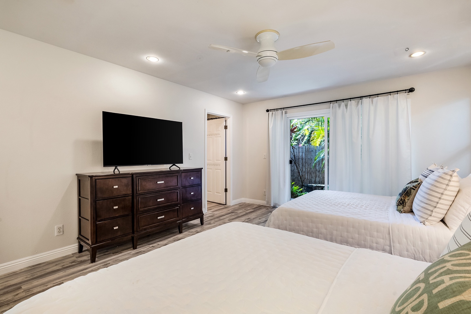 Honolulu Vacation Rentals, Hale Ho'omaha - There's a flat screen TV and direct access to the exterior