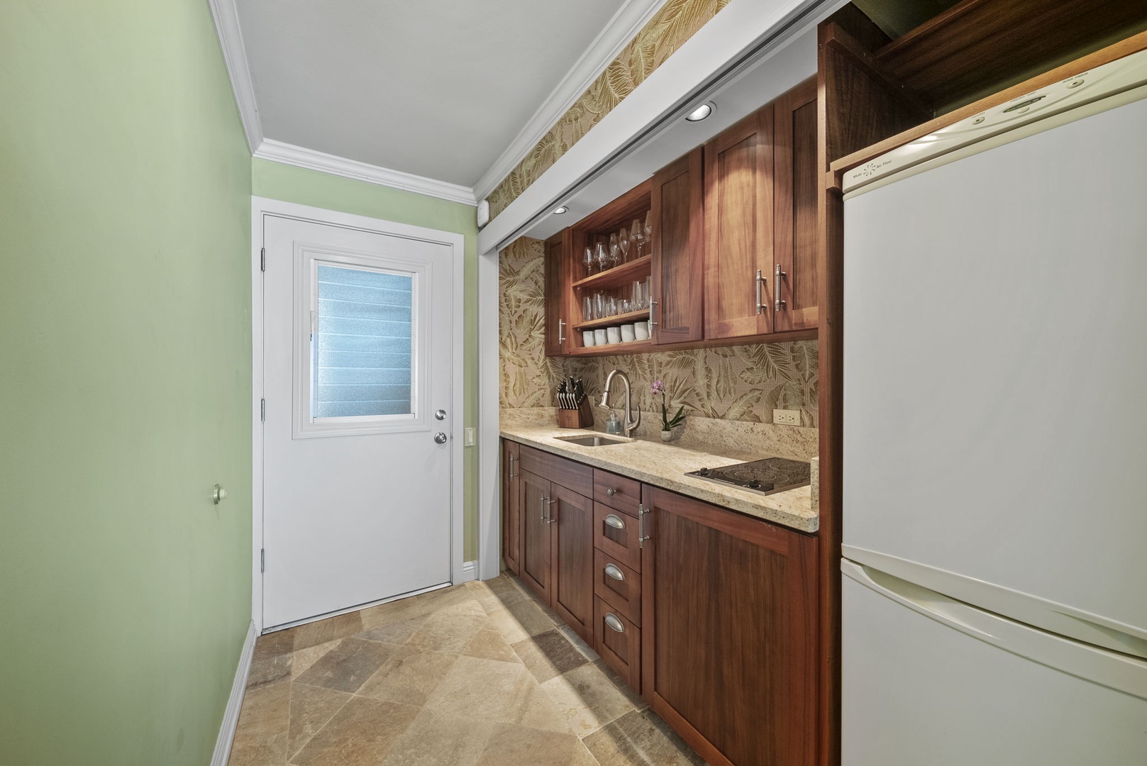 Honolulu Vacation Rentals, Hale Kaimana Breeze - Stylish kitchenette featuring a hidden fridge.