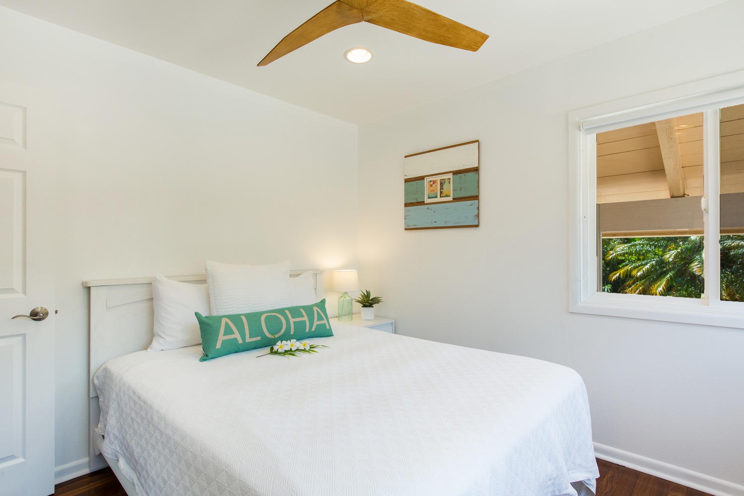 Honolulu Vacation Rentals, Mahina Kai - Bedroom 3, Queen bed with nice, clean aloha design.