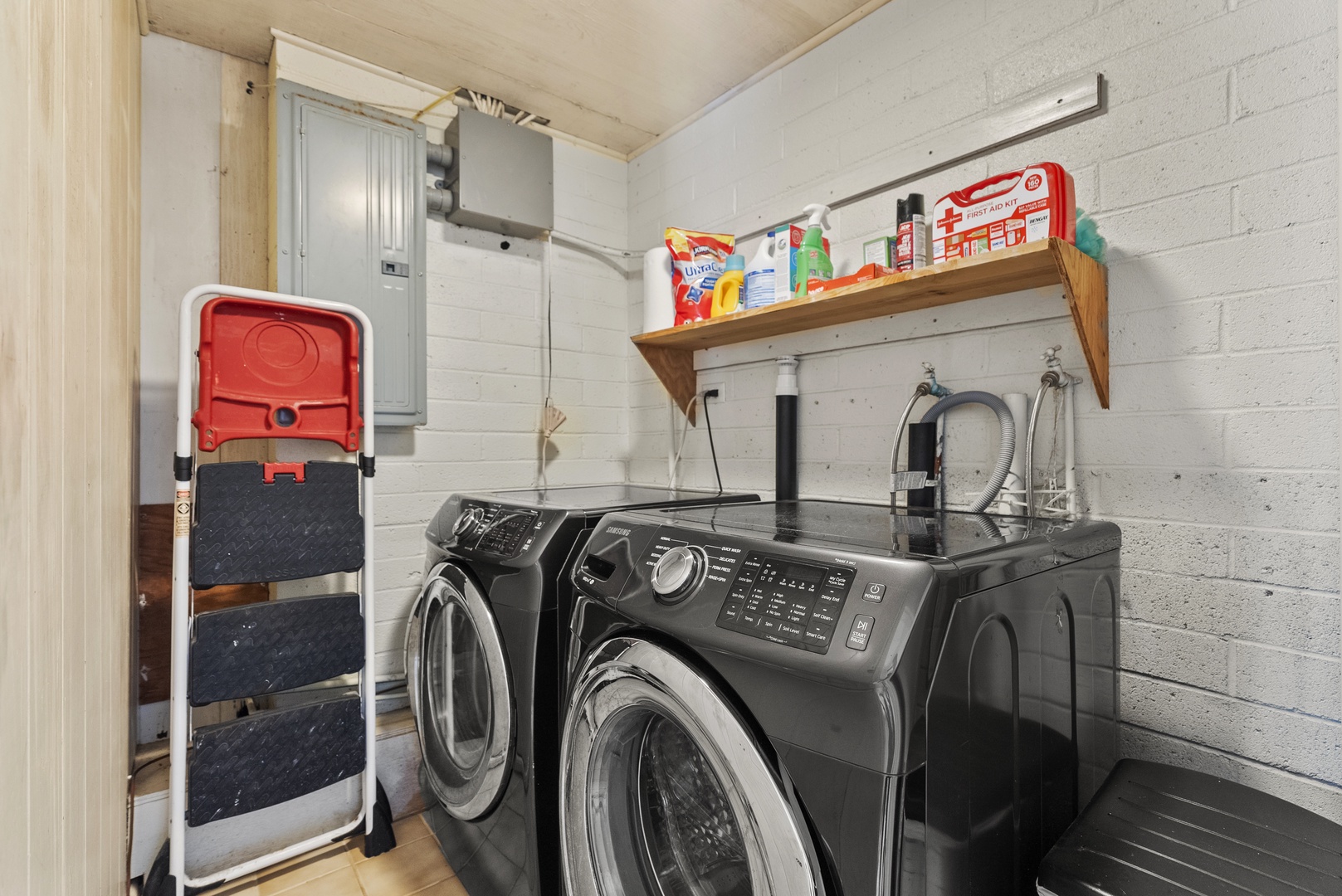 Haleiwa Vacation Rentals, North Shore Beachfront Resort - Laundry room with modern washer and dryer.