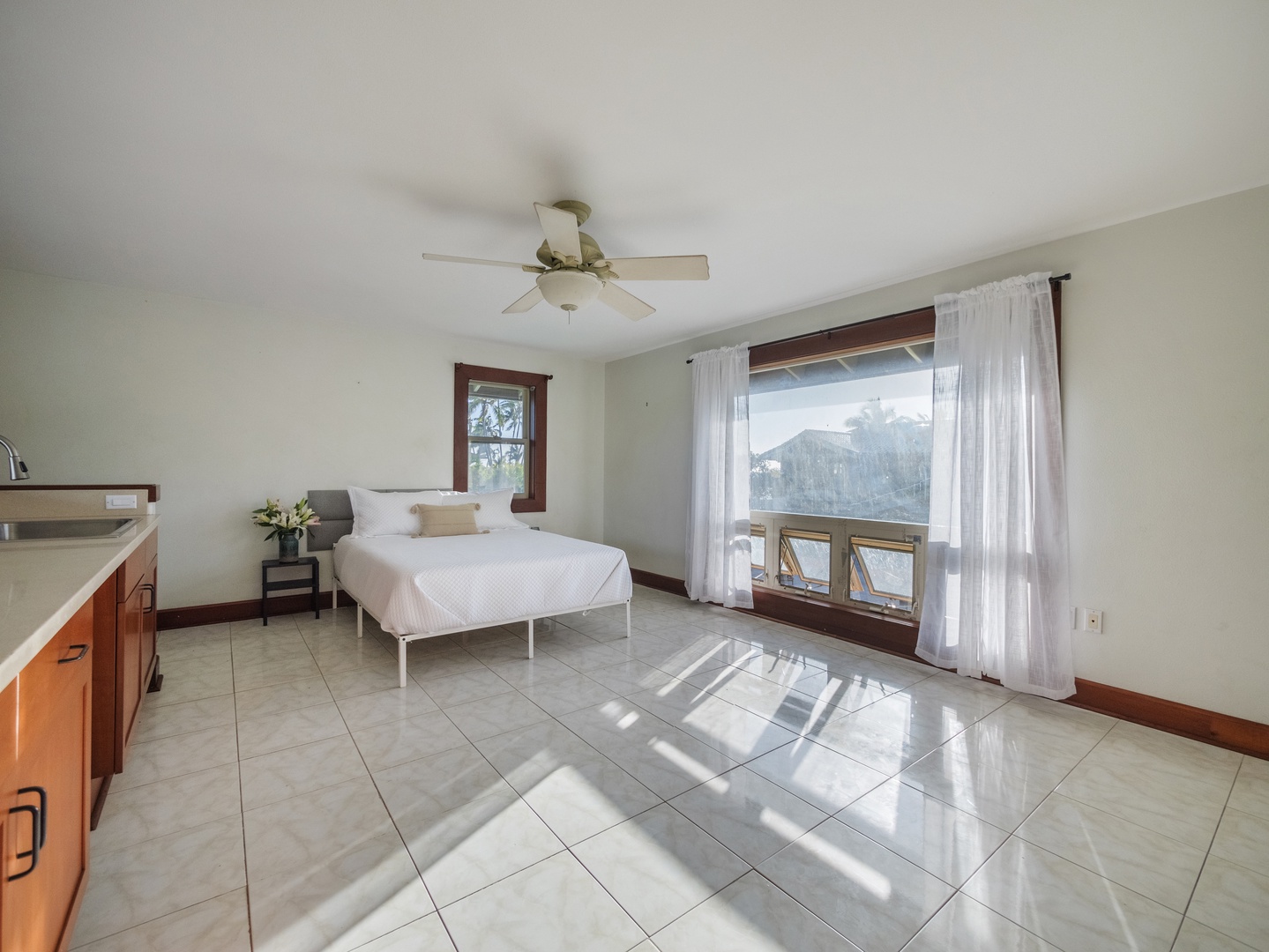 Waianae Vacation Rentals, Konishiki Beachhouse - Spacious guest suite with a nice and airy ambiance.