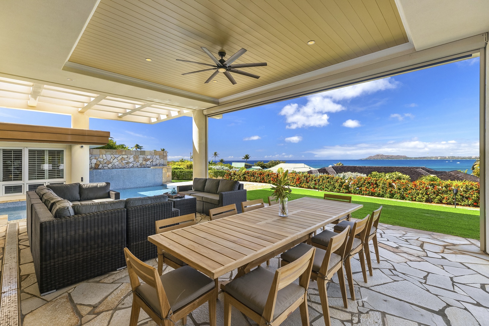 Honolulu Vacation Rentals, Hale Makana - Dine on the lanai with ample seating and ocean views