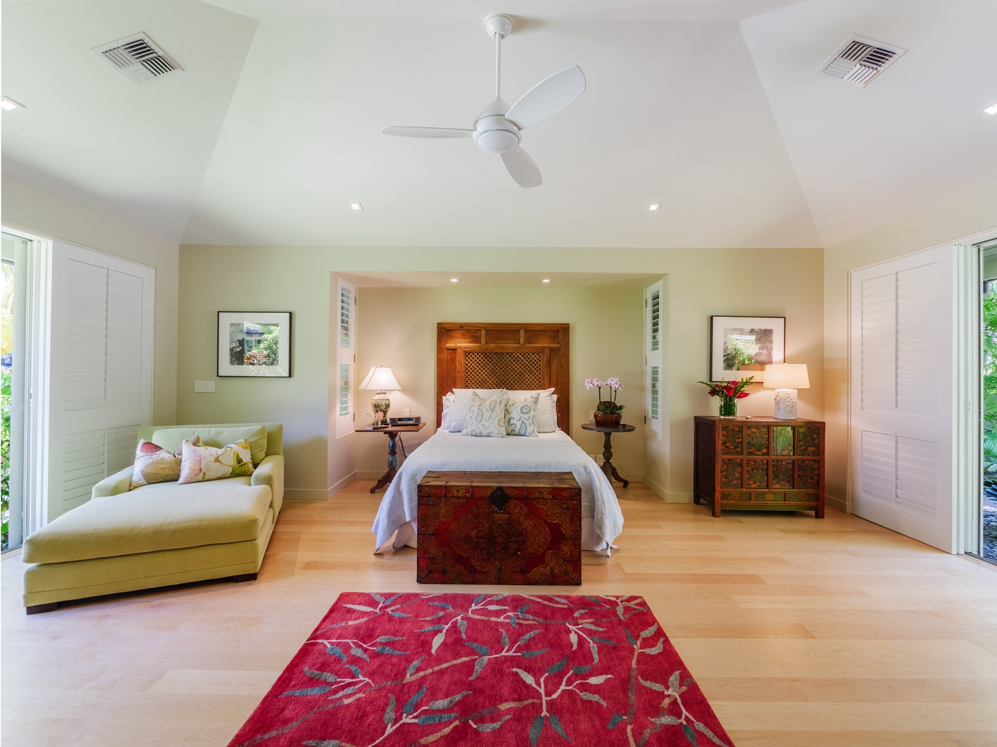Honolulu Vacation Rentals, Paradise Beach Estate - Experience the luxury of the primary suite, enhanced with a day bed for the utmost relaxation — a haven where comfort meets tranquility.