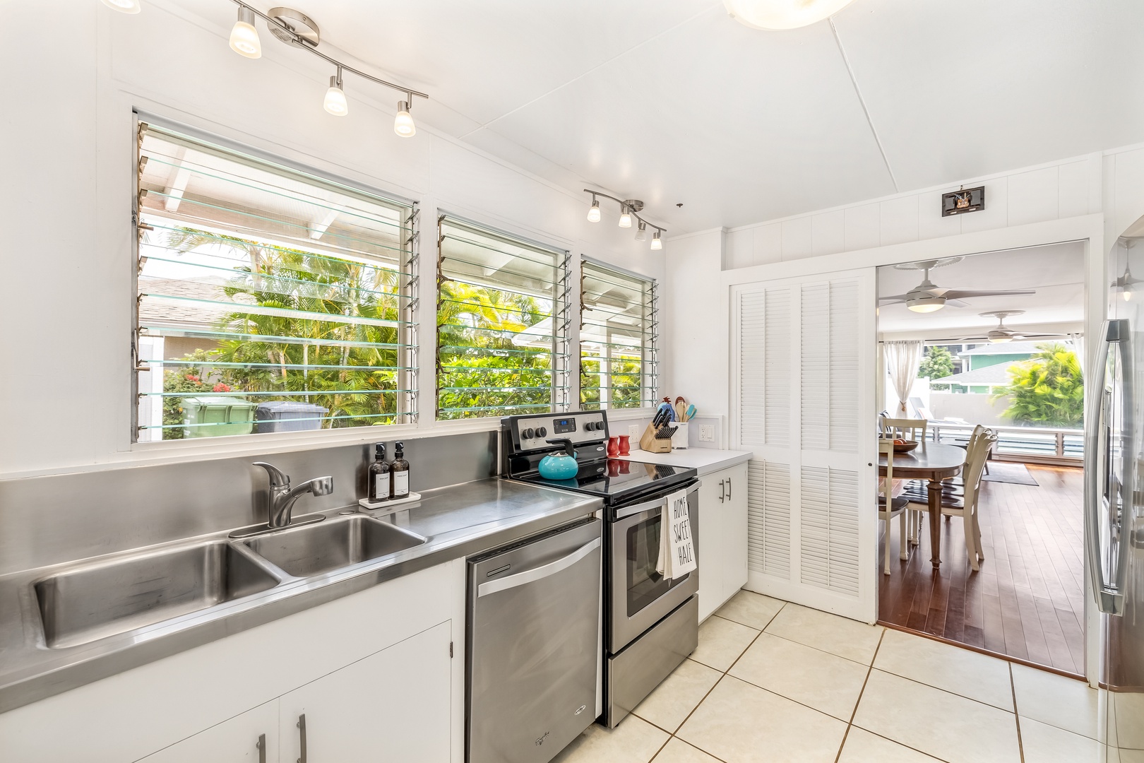 Honolulu Vacation Rentals, Kahala Cottage - Prep your meals with outdoor views.