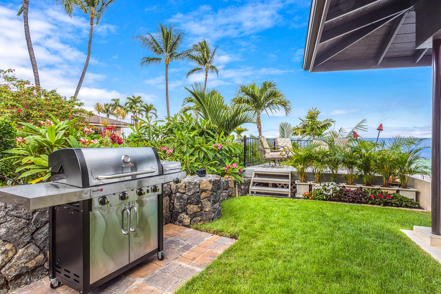 Kailua Kona Vacation Rentals, Ohana le'ale'a - Backyard grilling with gorgeous landscape views