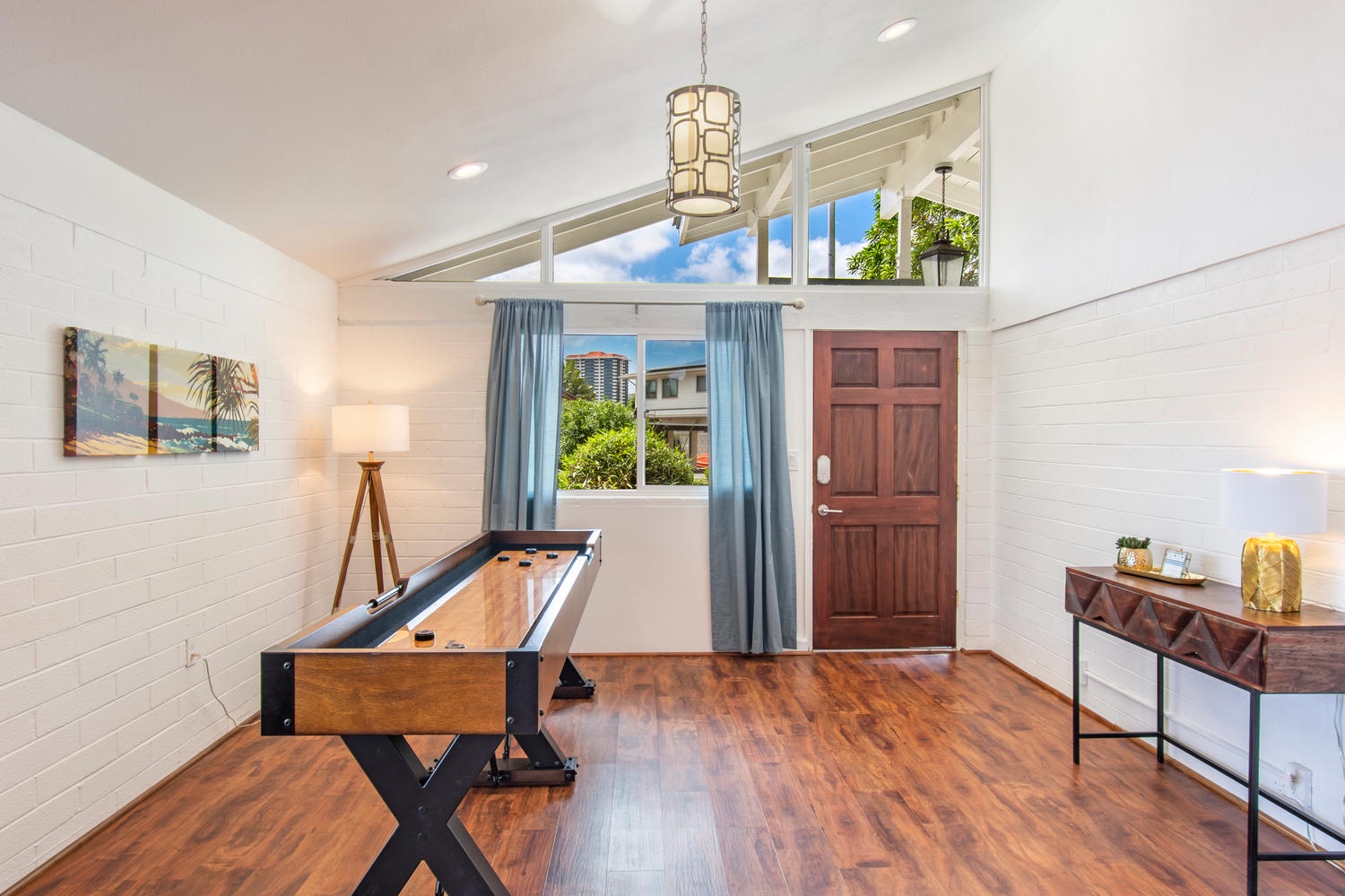 Honolulu Vacation Rentals, Holoholo Hale - Grab a beverage and let the games begin!