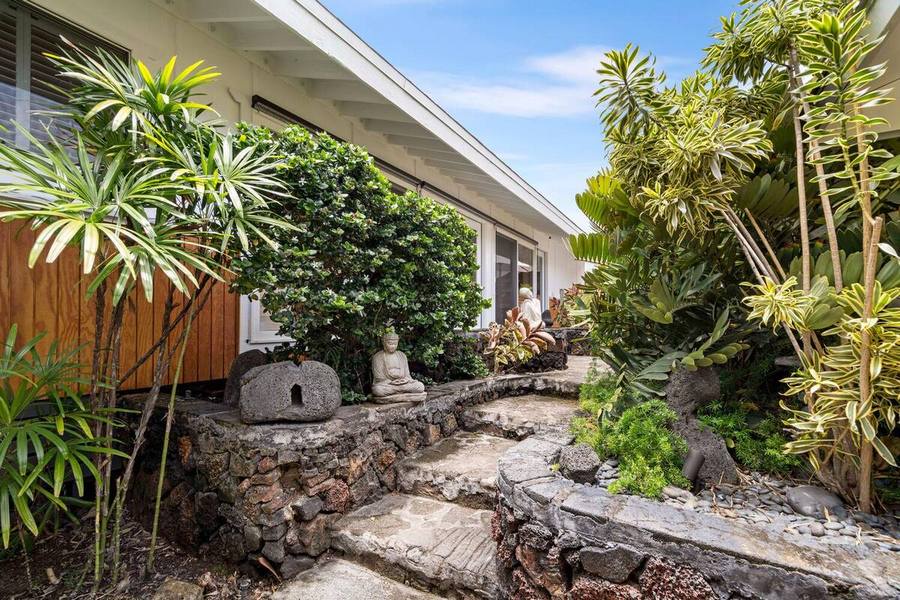 Kailua Kona Vacation Rentals, Manukai Hale - Lava-rock landscaping and tropical plants line the walk to the entry.