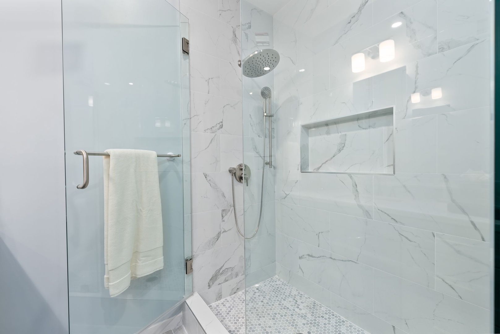 Honolulu Vacation Rentals, Kahala Zen - Modern bathroom featuring a glass-enclosed shower.