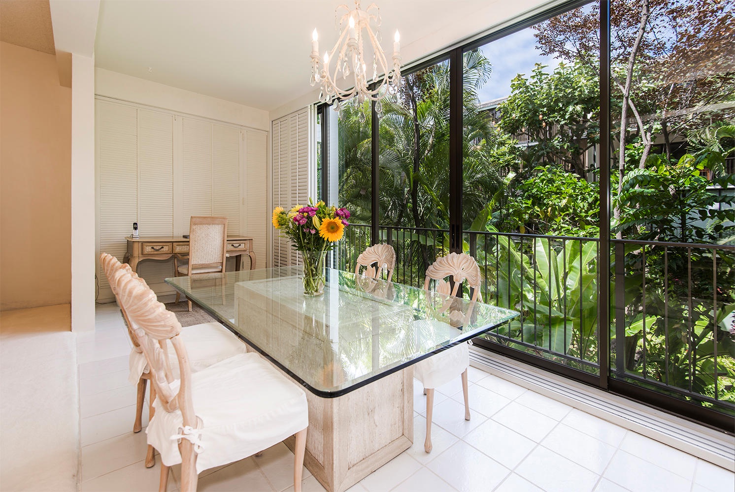 Honolulu Vacation Rentals, Kahala Beachfront Villa - Gather and dine with a view to the tropical gardens!