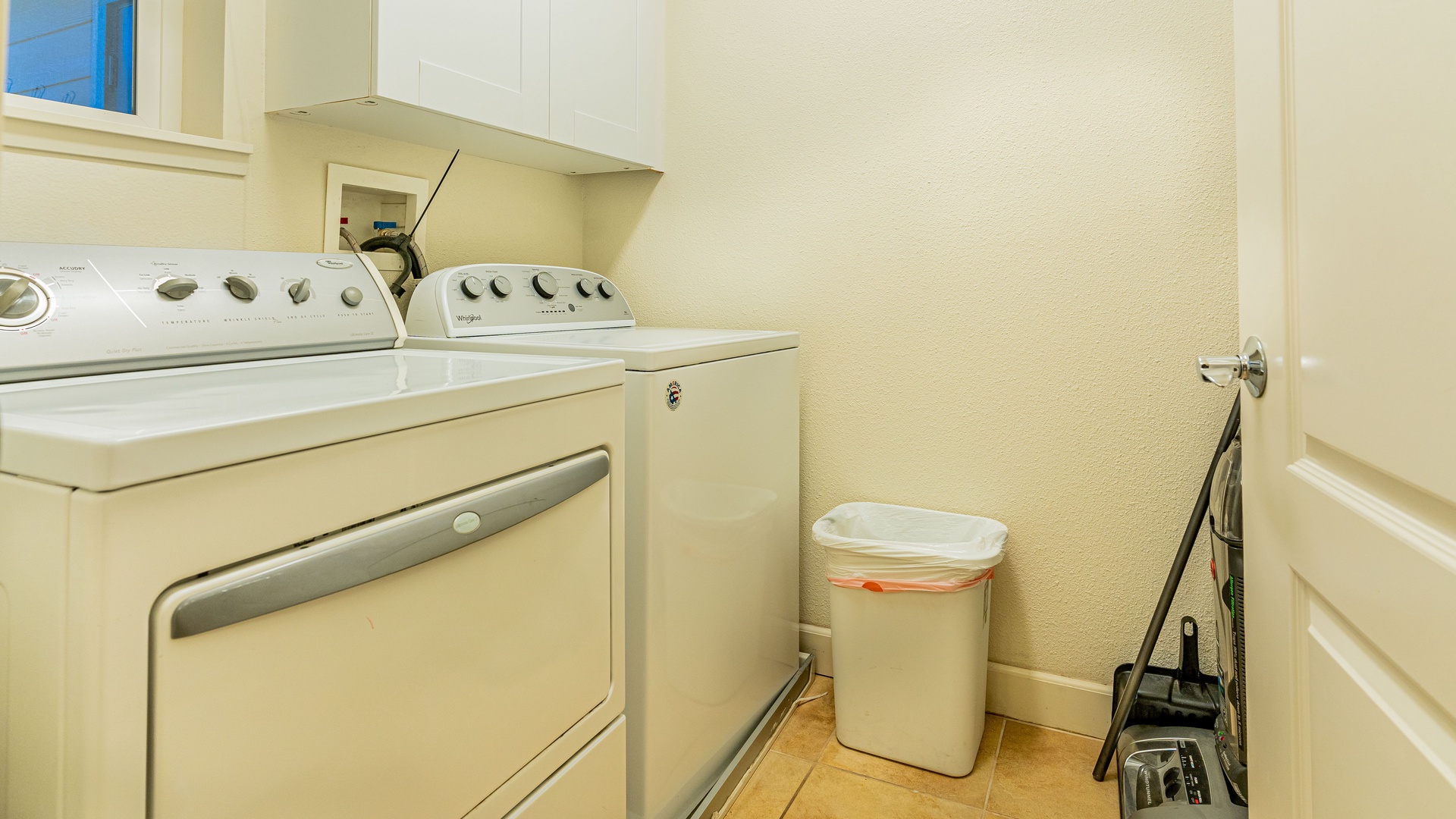 Kapolei Vacation Rentals, Ko Olina Kai 1033C - The laundry room with a washer, dryer and cabinet space.