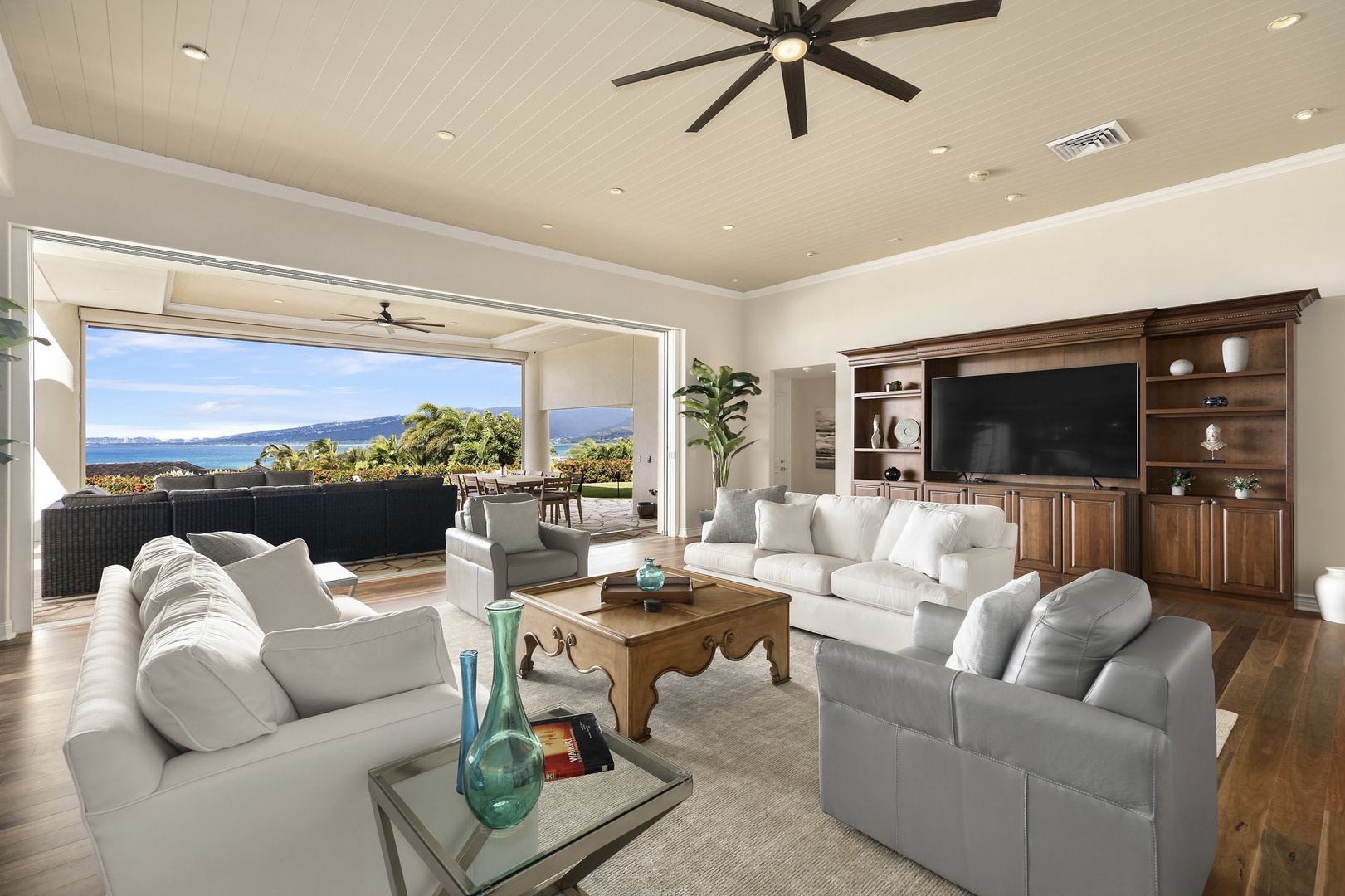Honolulu Vacation Rentals, Hale Makana - Enjoy the comfort of the living room