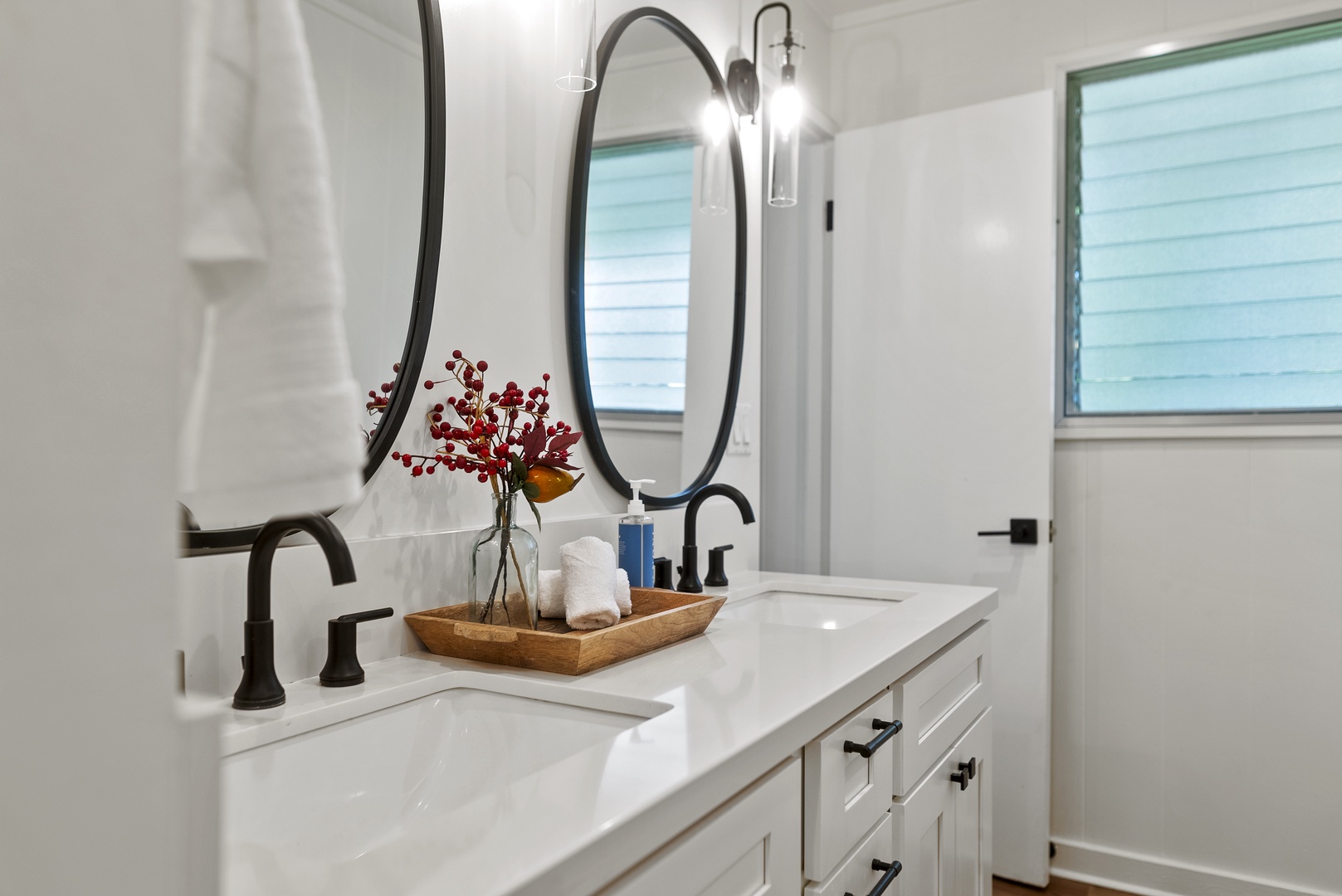 Honolulu Vacation Rentals, Honolulu Beachfront Retreat - Crisp and bright ensuite bathroom with double vanities and ample counter space, designed for guest comfort.