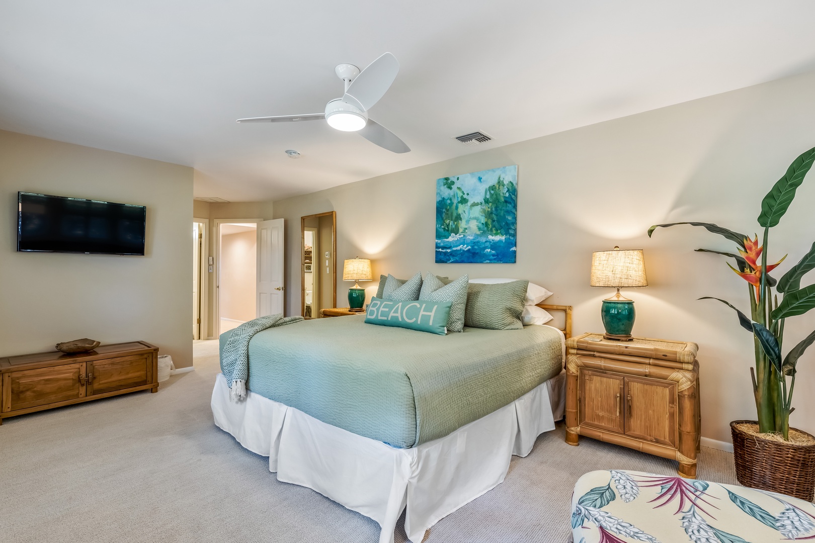 Honolulu Vacation Rentals, Hale Ola - Guest bedroom 4 offers a king bed and ensuite