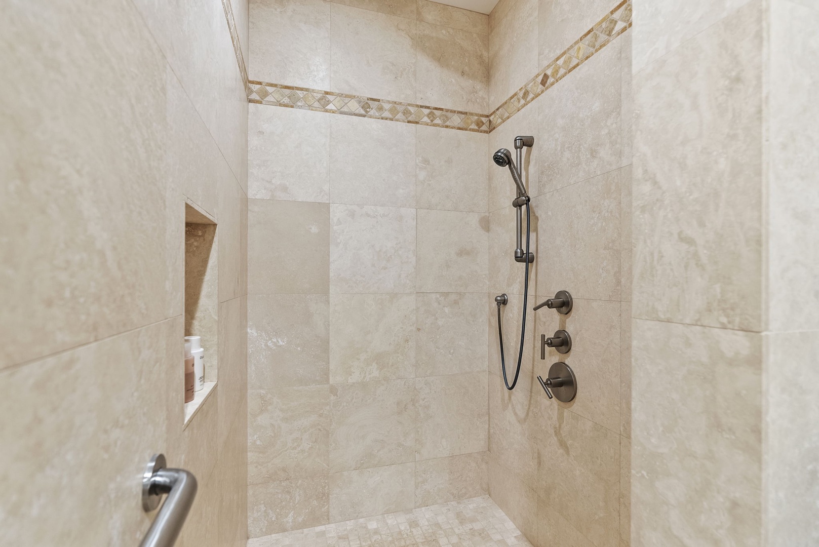 Honolulu Vacation Rentals, Pili Pono - Spacious shower with dual showerheads and elegant tiling.