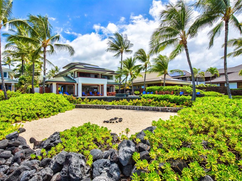 Kailua Kona Vacation Rentals, Blue Water - Perfect patch of sand right in front