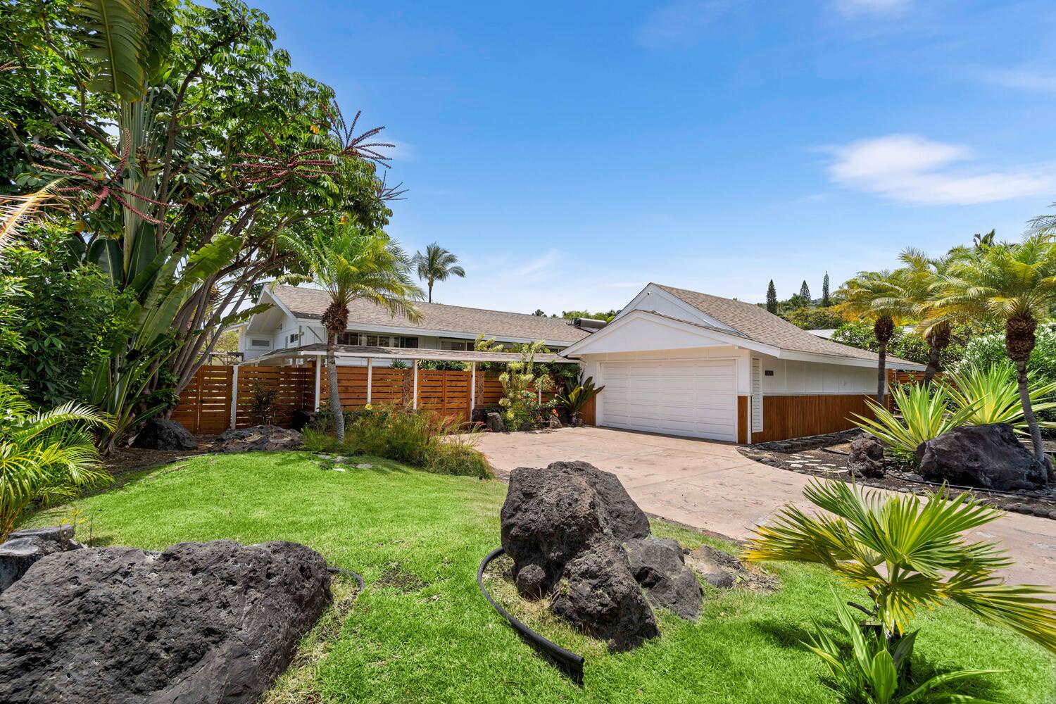 Kailua Kona Vacation Rentals, Manukai Hale - Enjoy the lush landscape in the private yard.