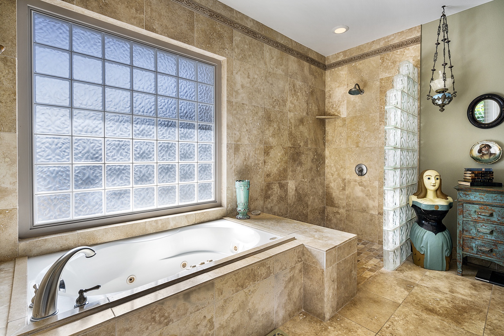 Kailua Kona Vacation Rentals, Hale Aikane - Large soaking tub and walk-in shower can be found in the Primary suite